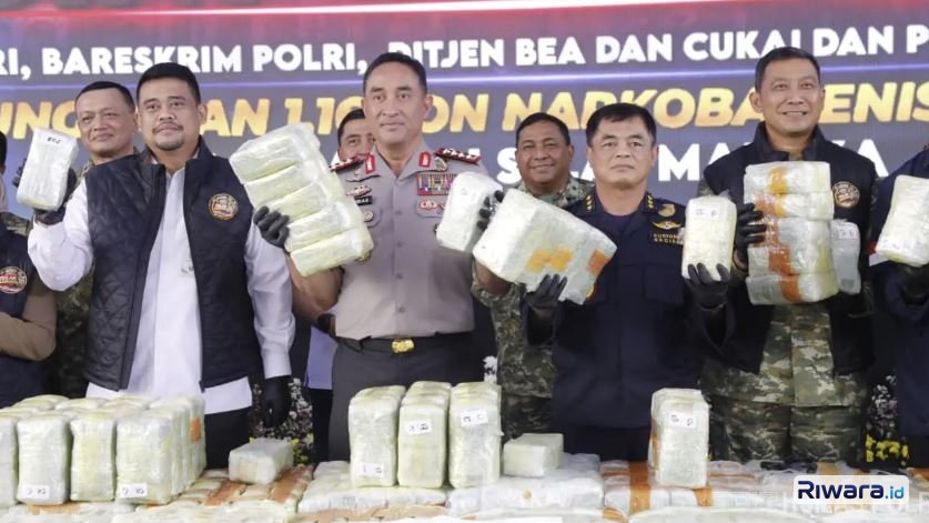Kapolri Jenderal Polisi Suyudi Ario Seto menunjukkan sebagian barang bukti ketamin hasil tangkapan